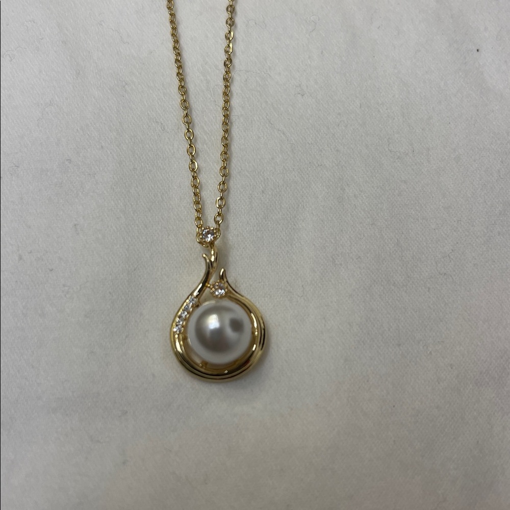 Elegant Gold Pearl Pendant Necklace - Picture 5 of 5